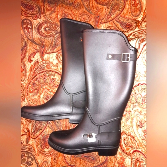 Modern Rush Shoes - MODERN RUSH - Black Rubber Boots / Wellies with Buckle Hardware - Ladies…